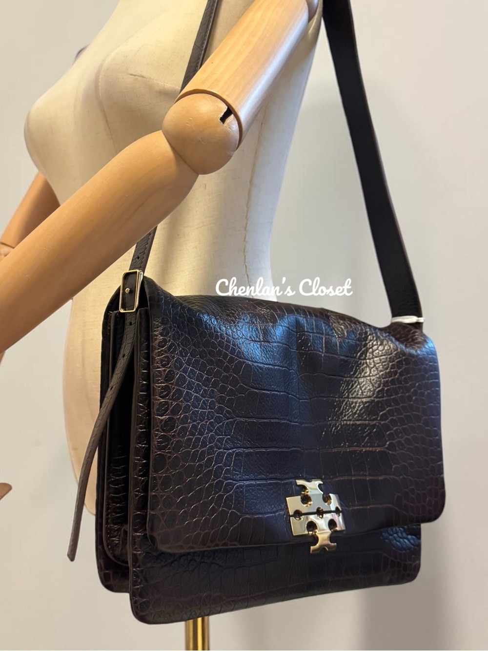 NWT Tory Burch LARGE CHARLIE RUNWAY CROC-EMBOSSED SHOULDER BAG - Picture 3 of 16